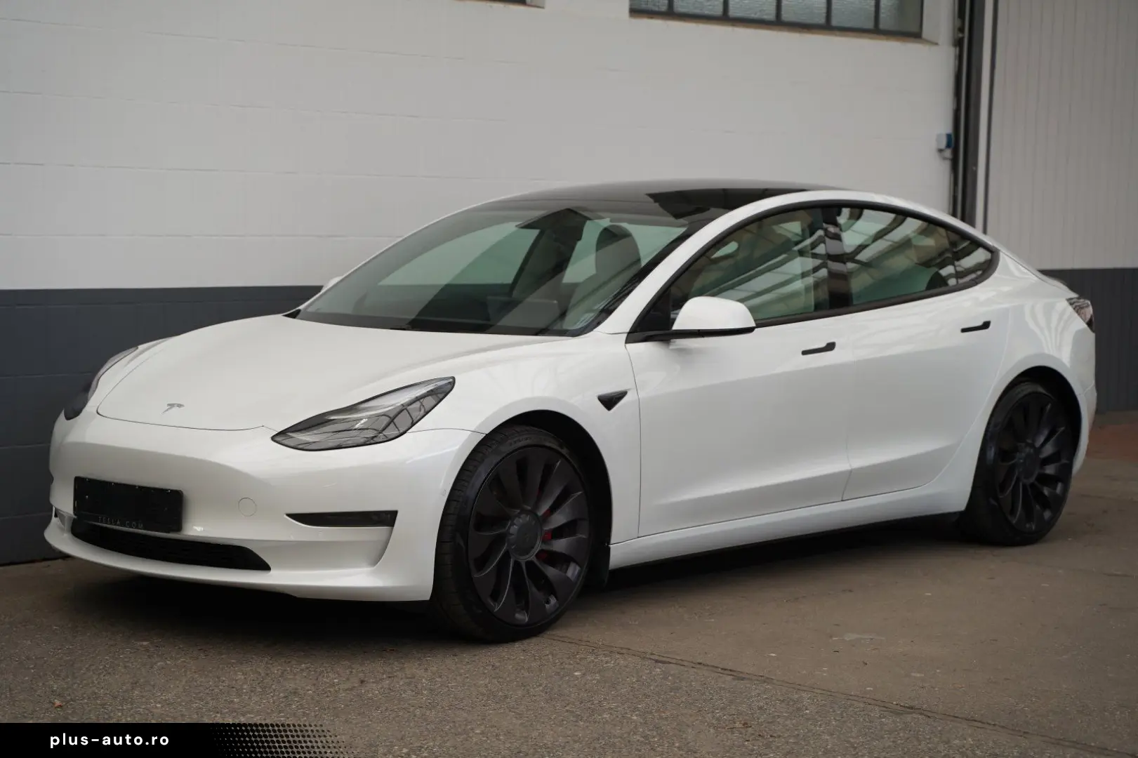 TESLA Model 3 Performance  innen weiß 82 kWh
