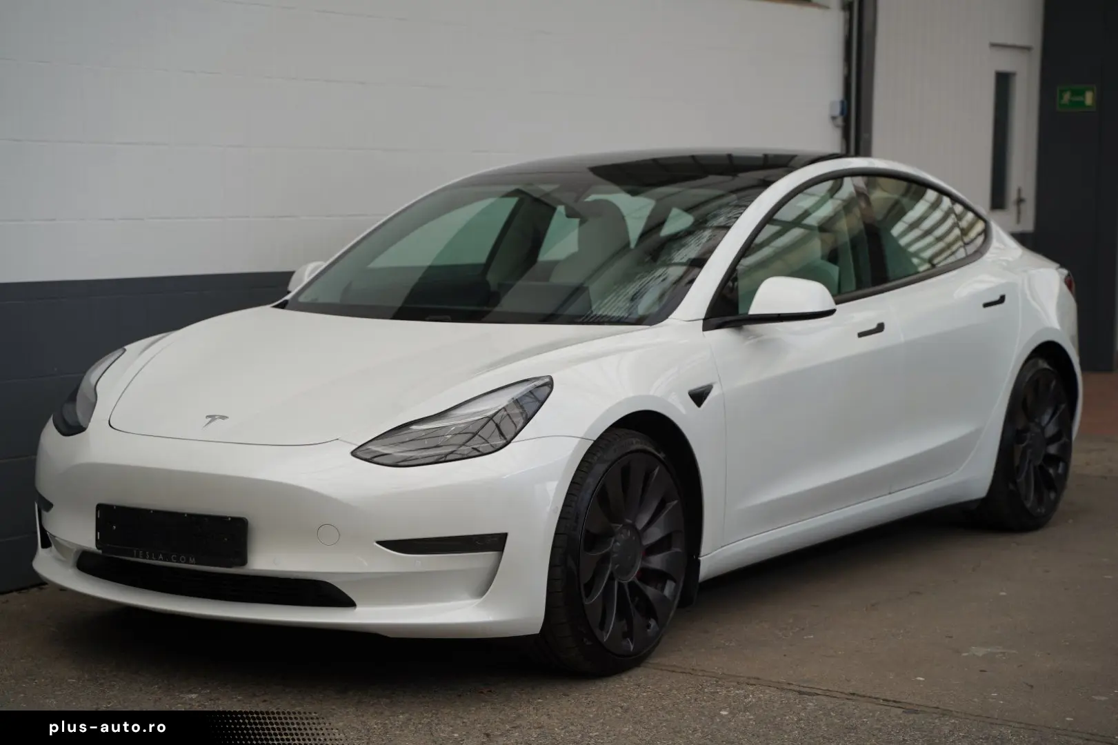 TESLA Model 3 Performance  innen weiß 82 kWh