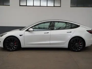 TESLA Model 3 Performance  innen weiß 82 kWh