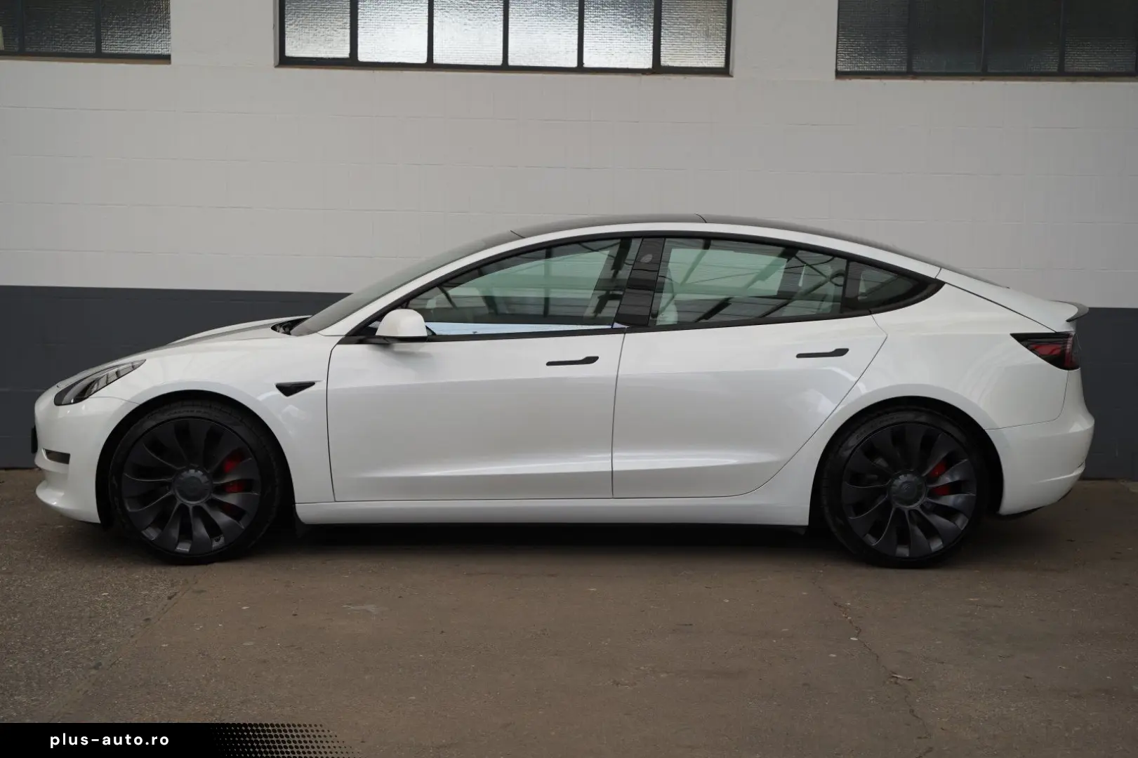 TESLA Model 3 Performance  innen weiß 82 kWh