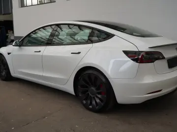 TESLA Model 3 Performance  innen weiß 82 kWh