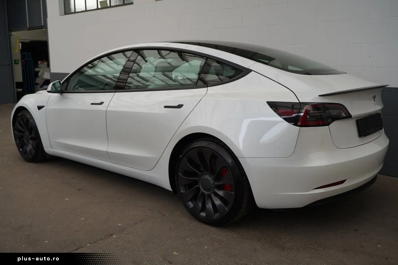 TESLA Model 3 Performance  innen weiß 82 kWh