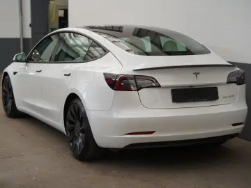 TESLA Model 3 Performance  innen weiß 82 kWh