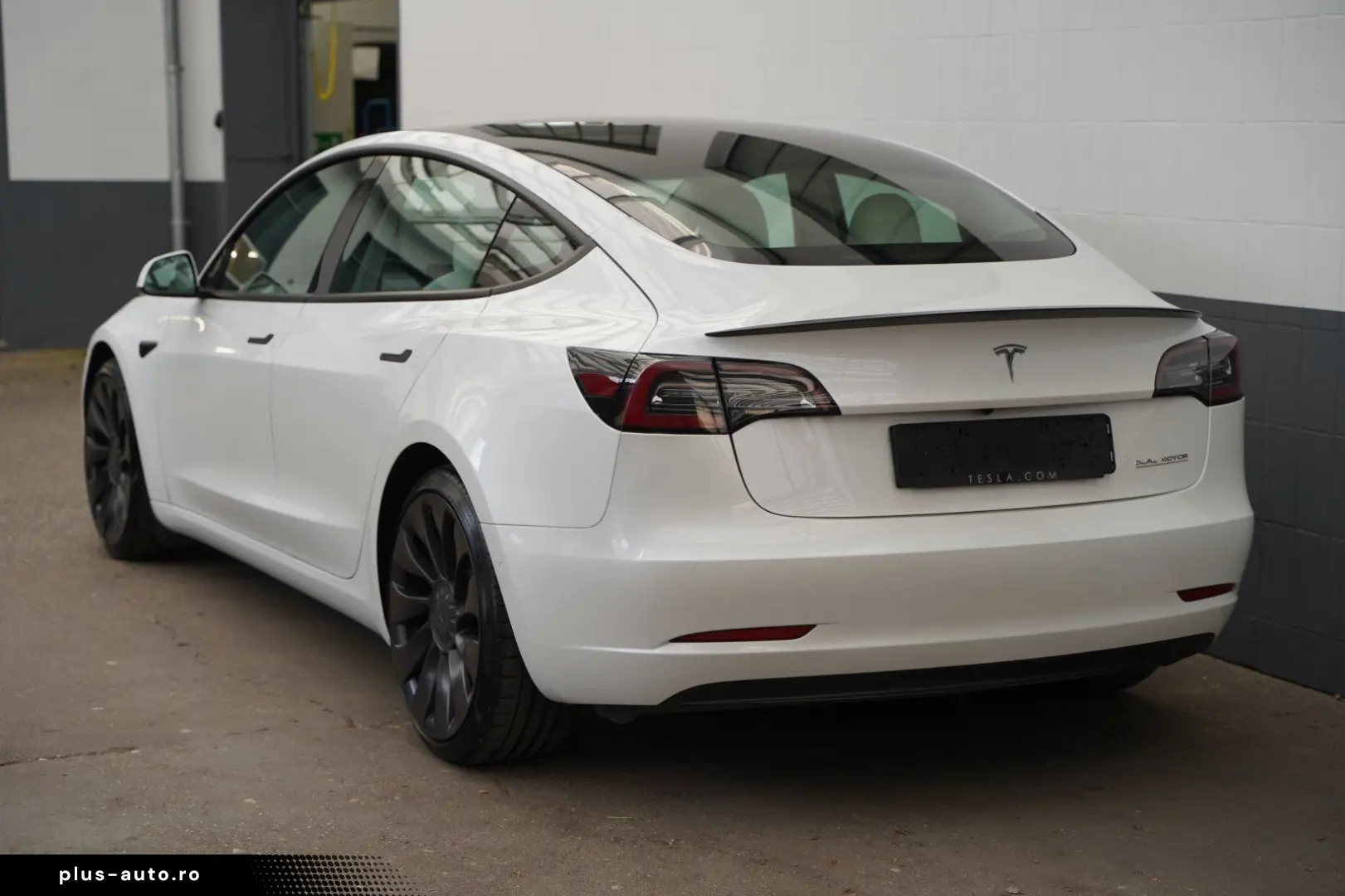 TESLA Model 3 Performance  innen weiß 82 kWh