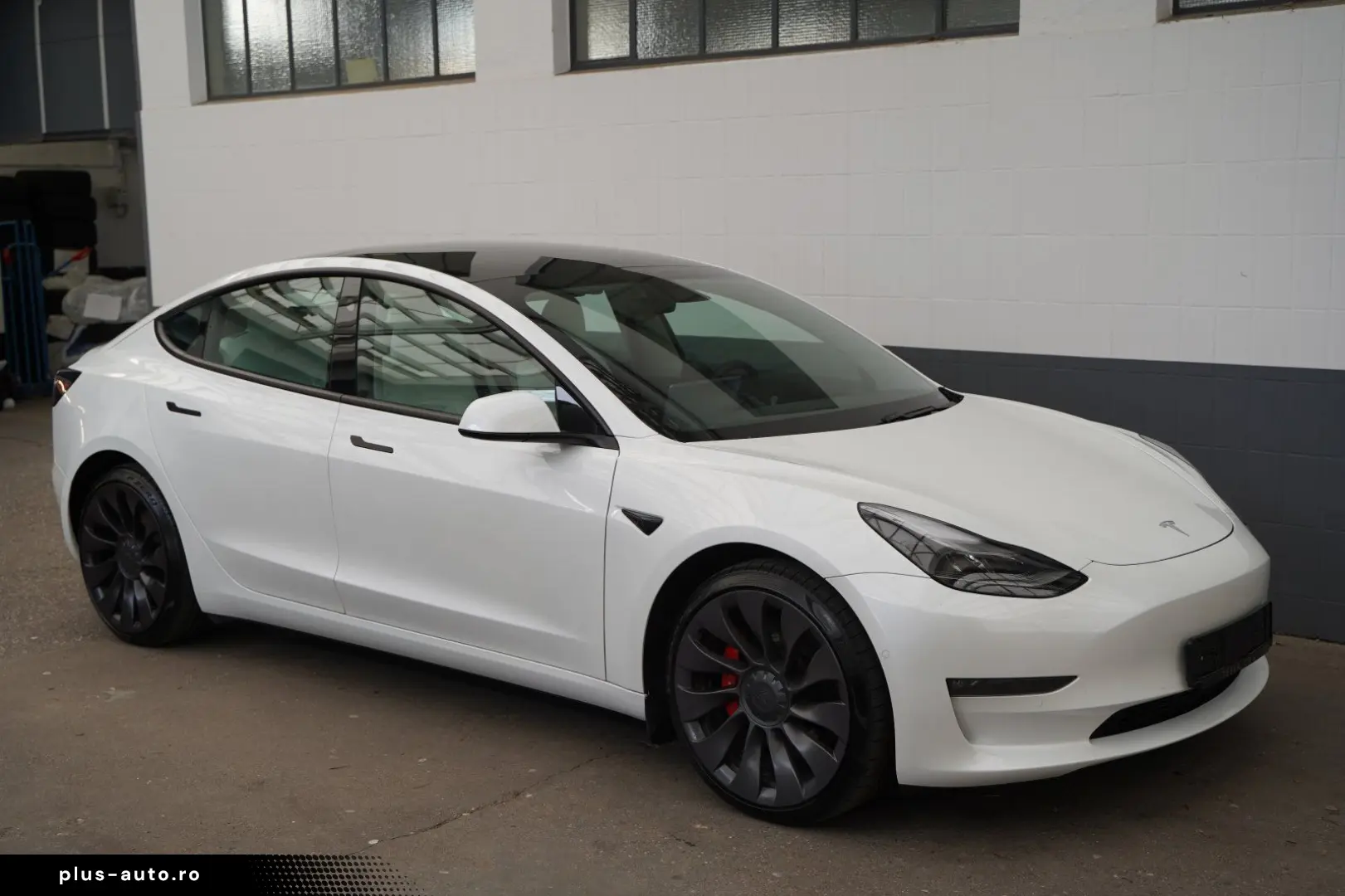 TESLA Model 3 Performance  innen weiß 82 kWh