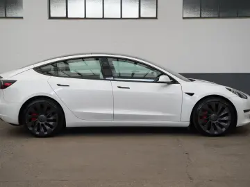 TESLA Model 3 Performance  innen weiß 82 kWh