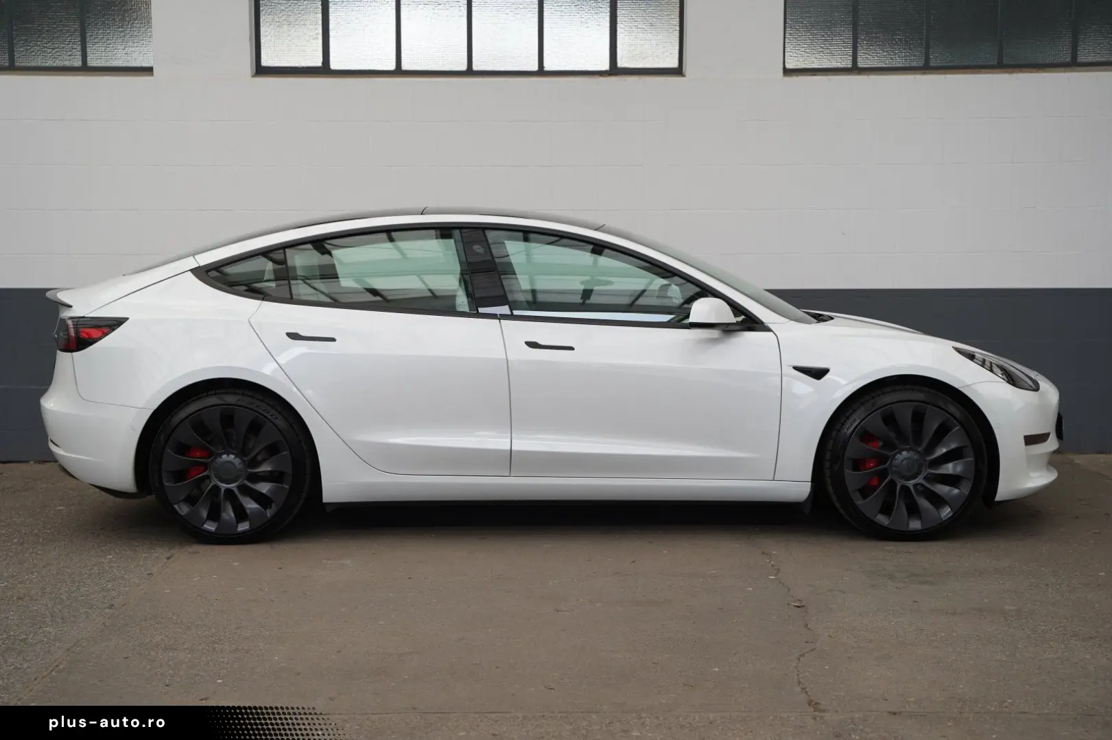 TESLA Model 3 Performance  innen weiß 82 kWh