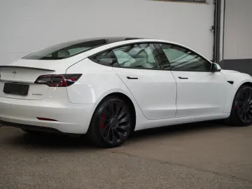 TESLA Model 3 Performance  innen weiß 82 kWh