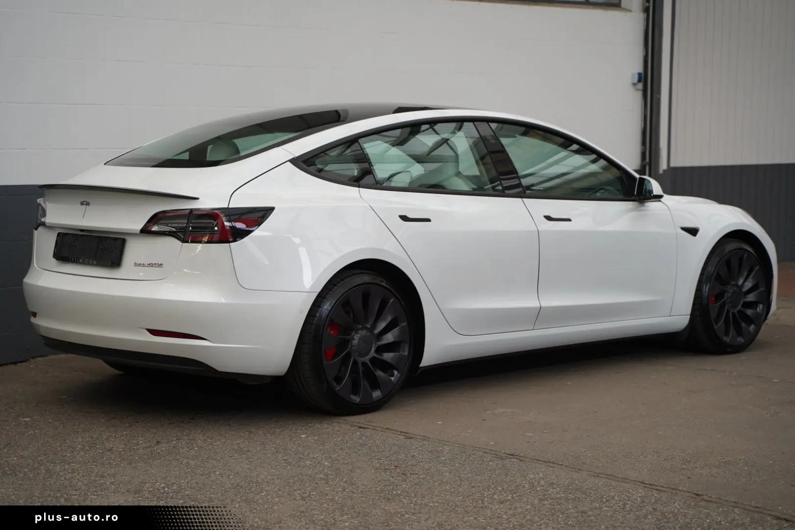 TESLA Model 3 Performance  innen weiß 82 kWh