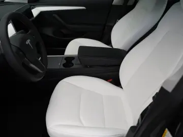 TESLA Model 3 Performance  innen weiß 82 kWh