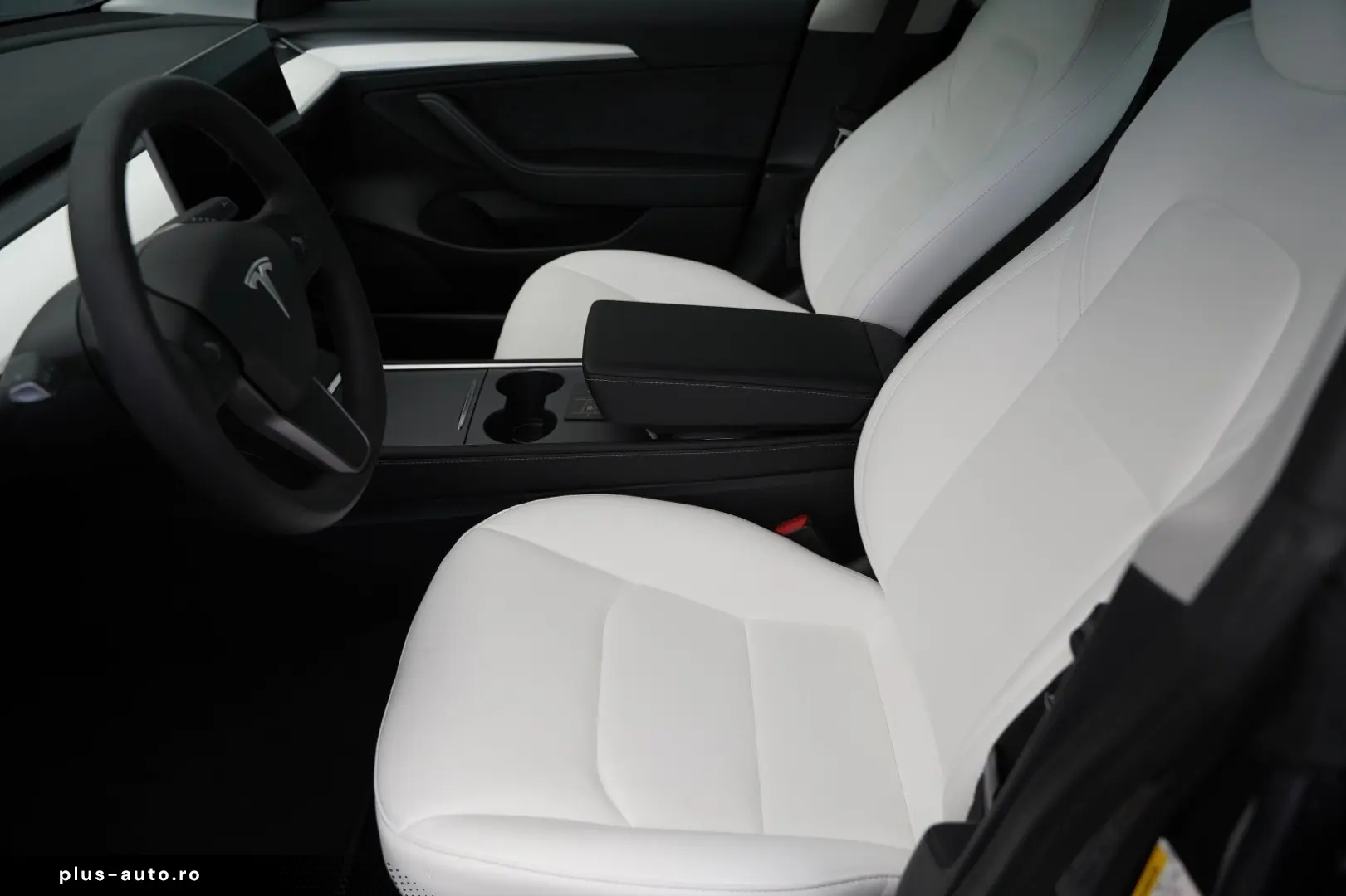 TESLA Model 3 Performance  innen weiß 82 kWh