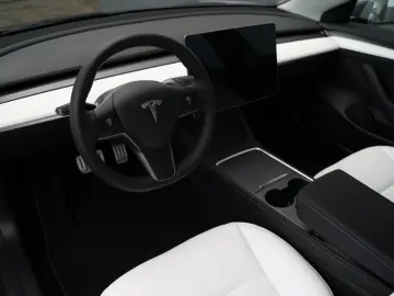 TESLA Model 3 Performance  innen weiß 82 kWh