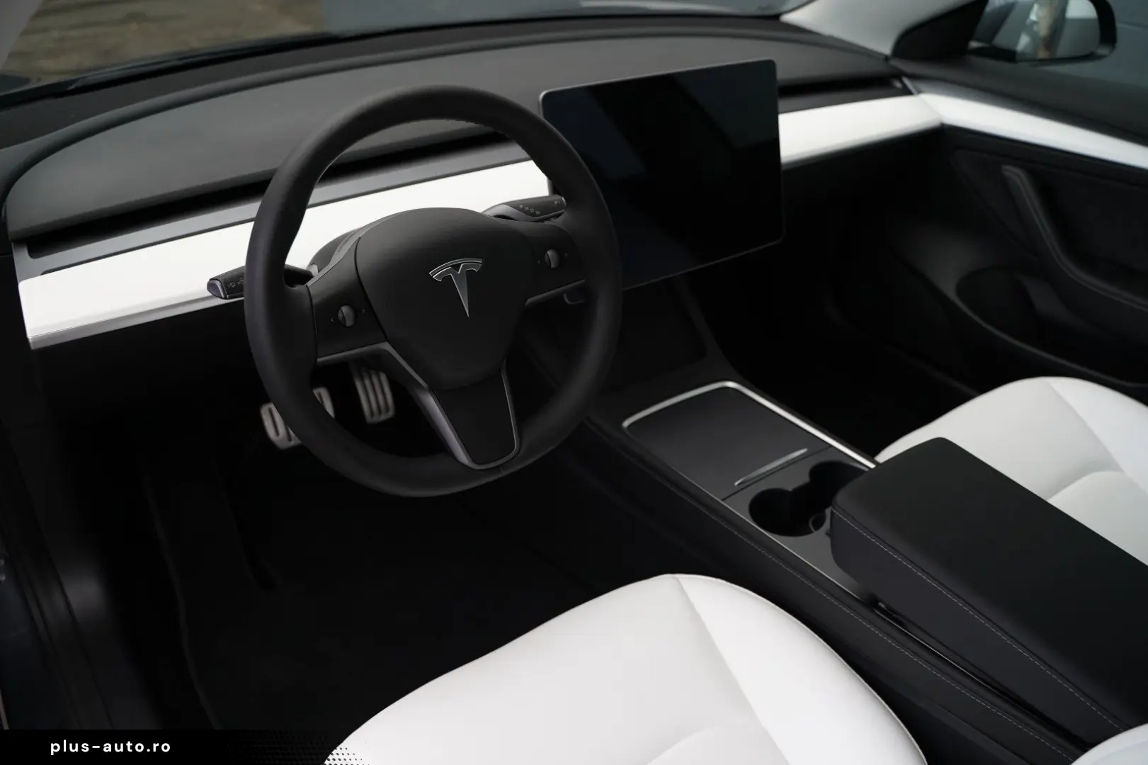 TESLA Model 3 Performance  innen weiß 82 kWh