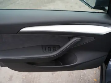 TESLA Model 3 Performance  innen weiß 82 kWh