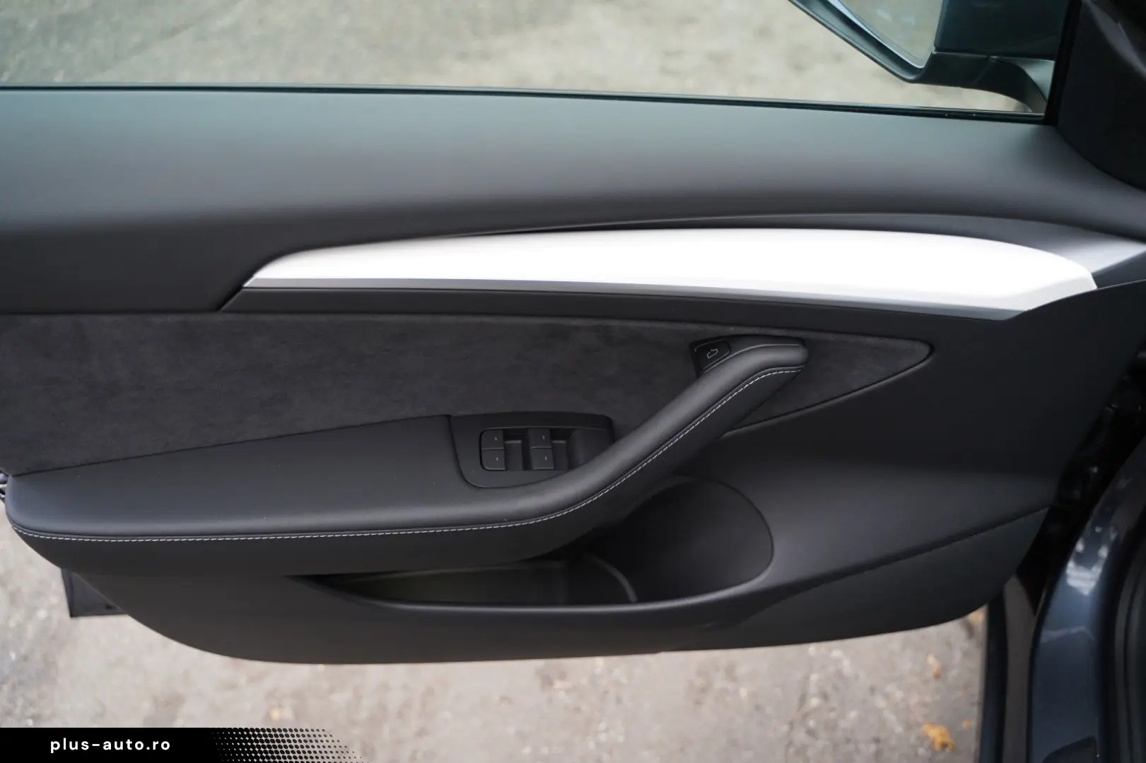 TESLA Model 3 Performance  innen weiß 82 kWh