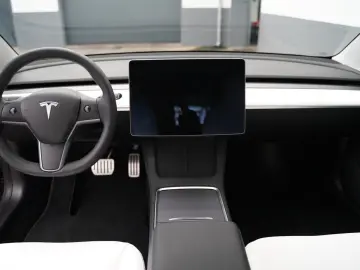 TESLA Model 3 Performance  innen weiß 82 kWh