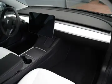 TESLA Model 3 Performance  innen weiß 82 kWh