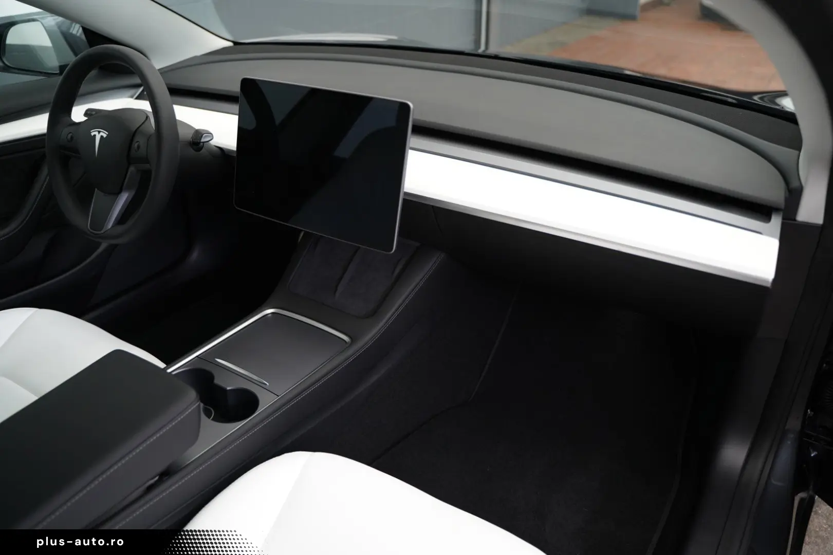 TESLA Model 3 Performance  innen weiß 82 kWh