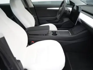 TESLA Model 3 Performance  innen weiß 82 kWh