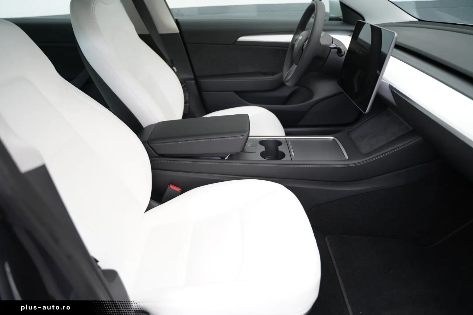 TESLA Model 3 Performance  innen weiß 82 kWh