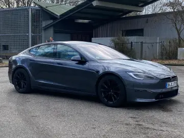 TESLA Model S Long Range