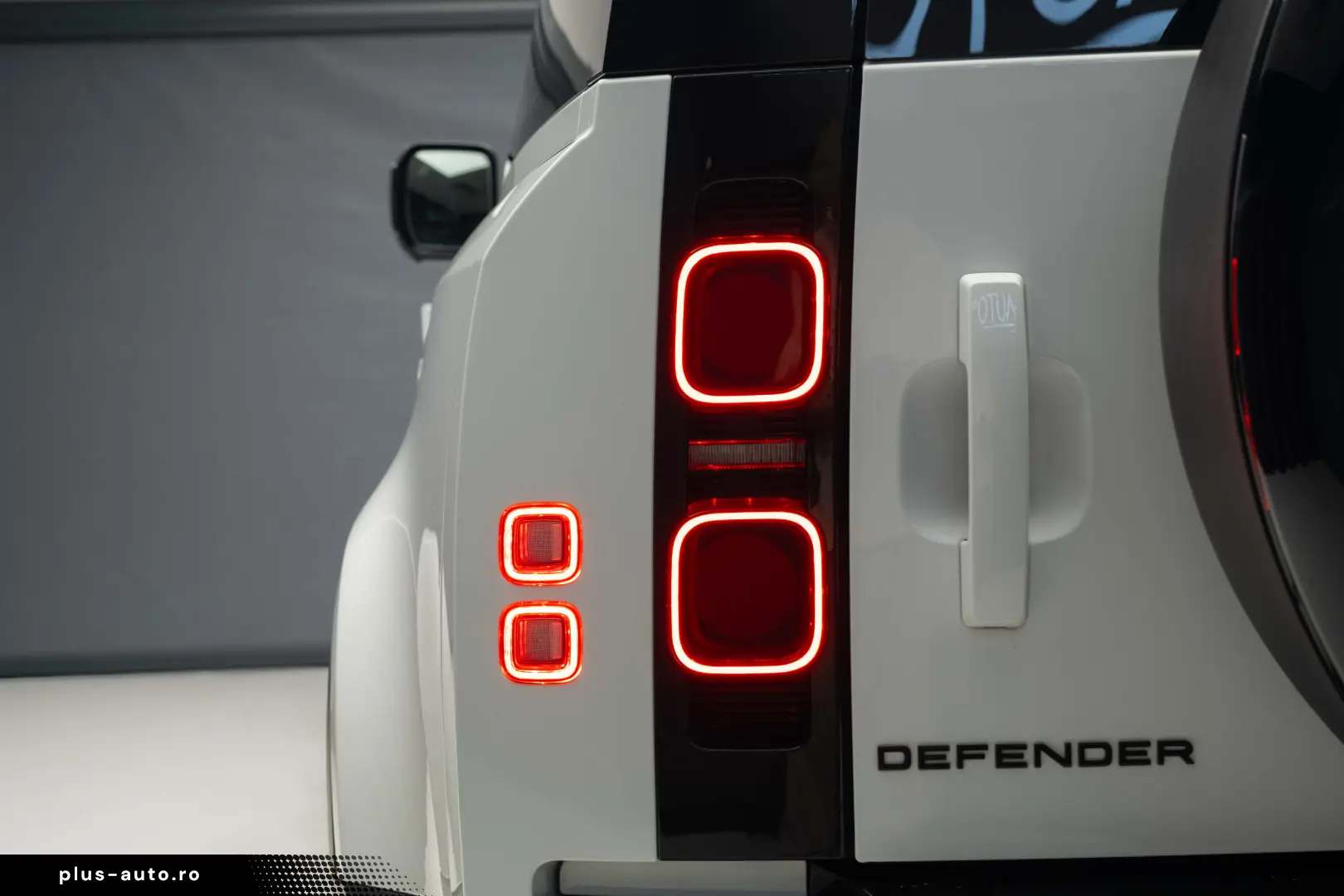 Land Rover Defender 90 D250 Meridian R22