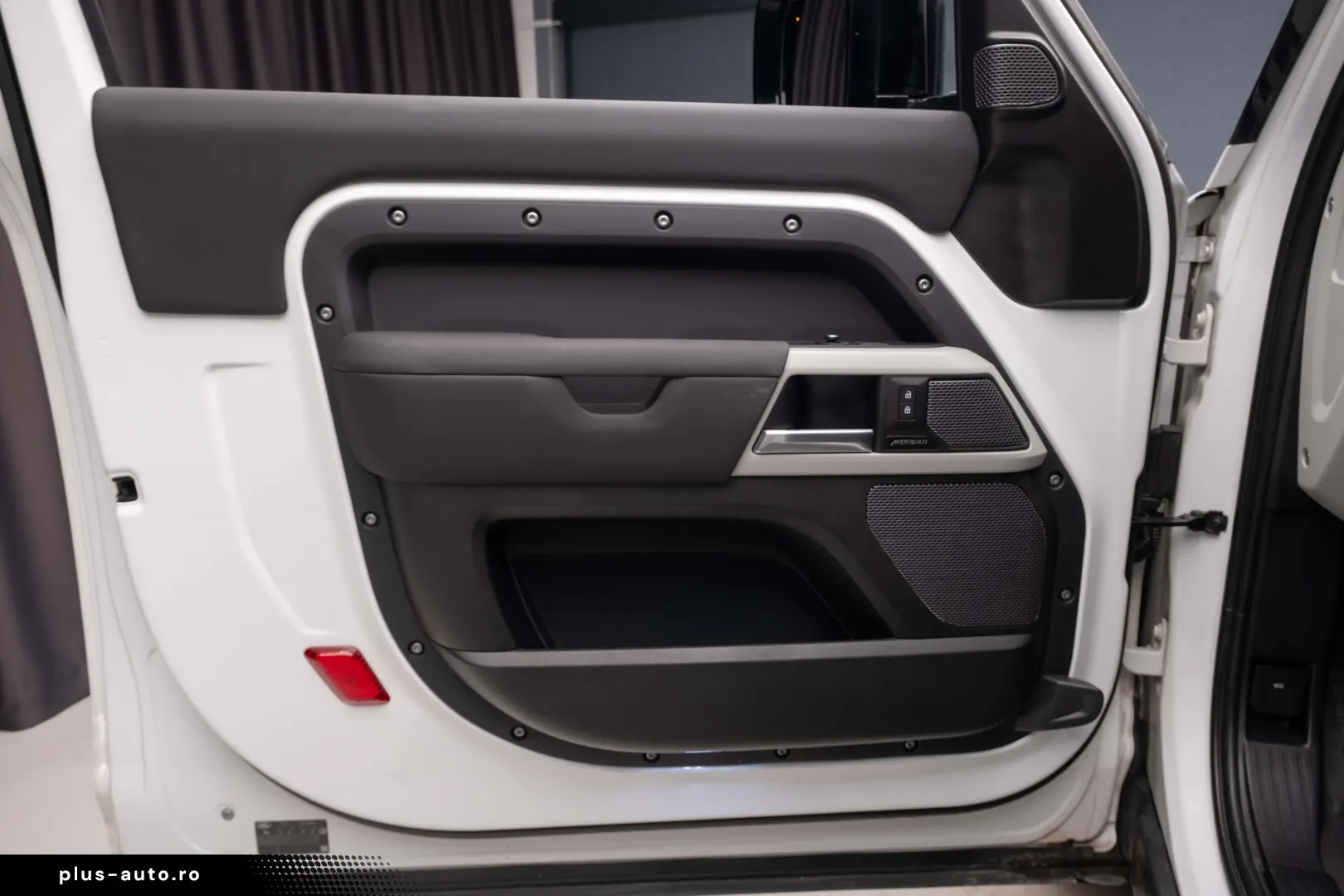 Land Rover Defender 90 D250 Meridian R22