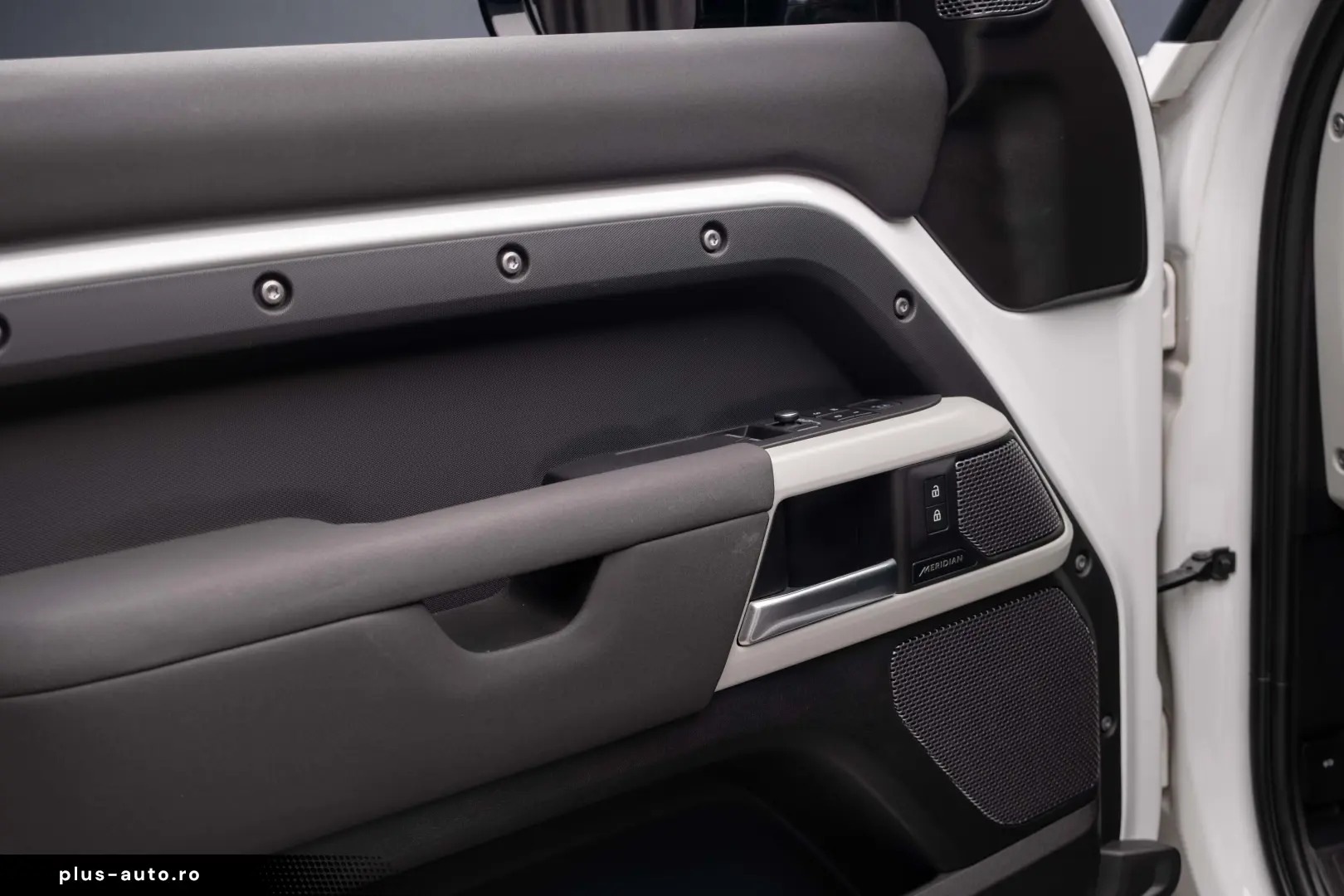 Land Rover Defender 90 D250 Meridian R22