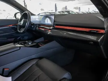 BMW 520d xDrive M-Sport PANO AHK HUD 360  LED ACC