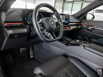 BMW 520d xDrive M-Sport PANO AHK HUD 360  LED ACC