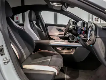 Mercedes-Benz CLA 250 EQ  AMG PLUS 360  SUPERSCREEN