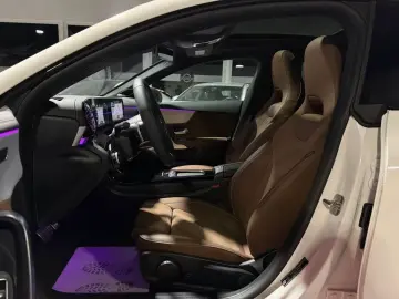 Mercedes-Benz CLA 250 e  AMG-Line Panorama Multibeam