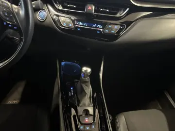 TOYOTA C-HR 2.0 Hybrid Team D  8-fach