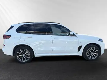 BMW X5 xDrive50e M Sport AHK Pano DAProf. Autobahnas