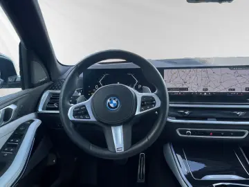 BMW X5 xDrive50e M Sport AHK Pano DAProf. Autobahnas