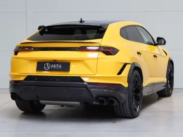 LAMBORGHINI Urus Performante
