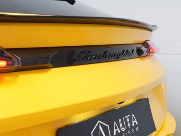 LAMBORGHINI Urus Performante