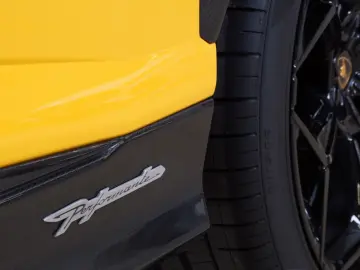 LAMBORGHINI Urus Performante