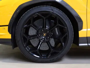 LAMBORGHINI Urus Performante