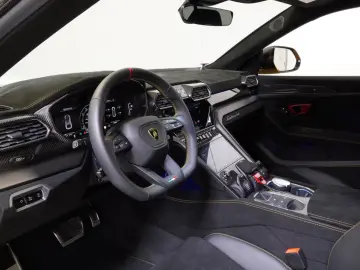 LAMBORGHINI Urus Performante