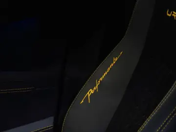 LAMBORGHINI Urus Performante