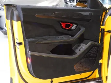 LAMBORGHINI Urus Performante