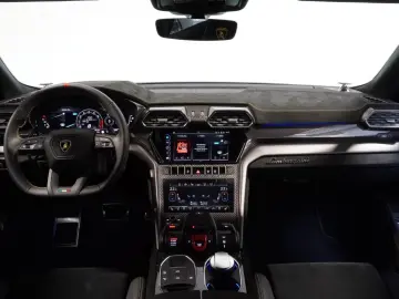 LAMBORGHINI Urus Performante
