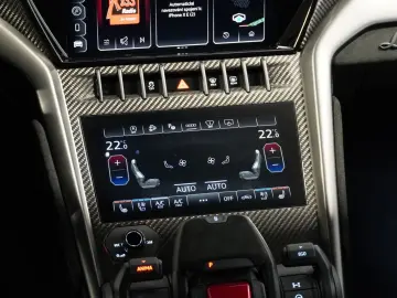LAMBORGHINI Urus Performante