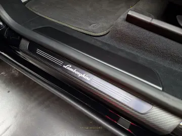 LAMBORGHINI URUS PERFORMANTE V8 CARBON B&O 3D PANO MATT MY25