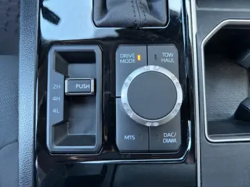 TOYOTA Tundra Crew Max SR 4x4