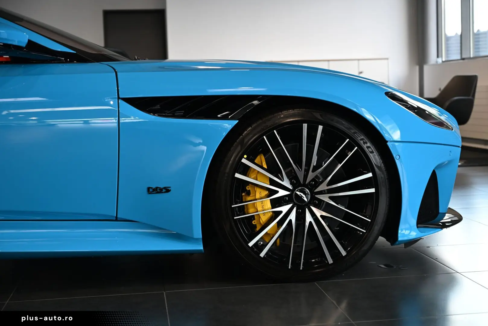 ASTON MARTIN DBS Volante   Elwood Blue-Vivid Red   Titan-AGA