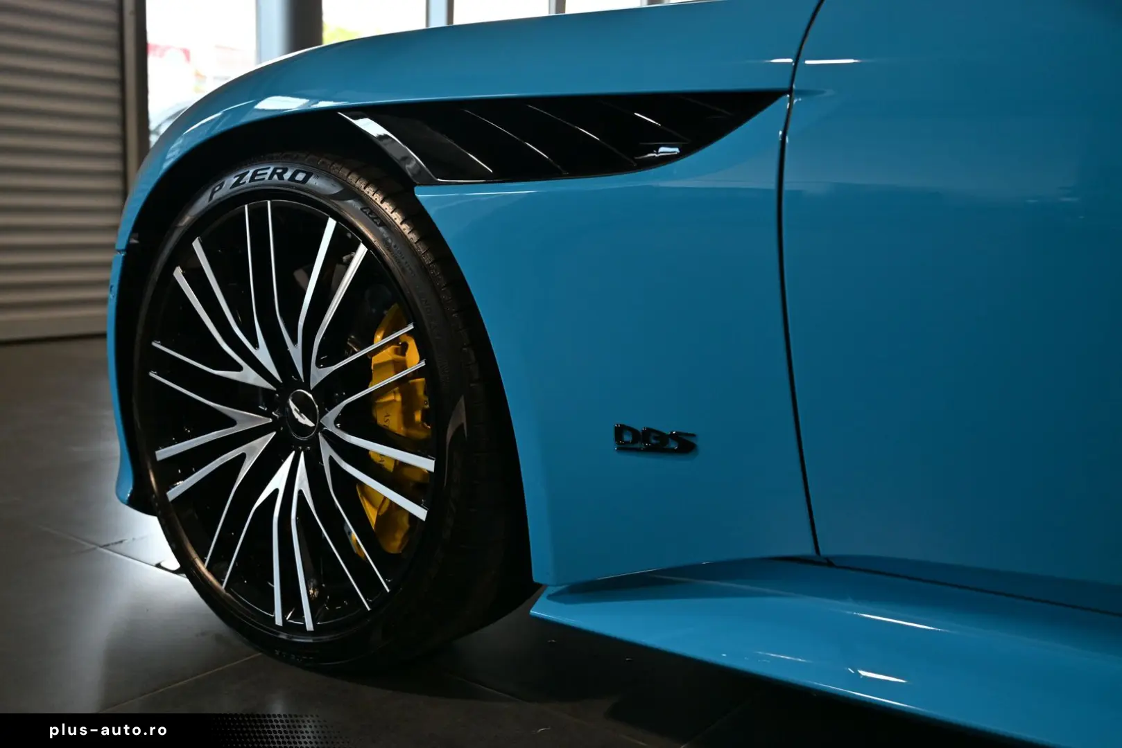 ASTON MARTIN DBS Volante   Elwood Blue-Vivid Red   Titan-AGA