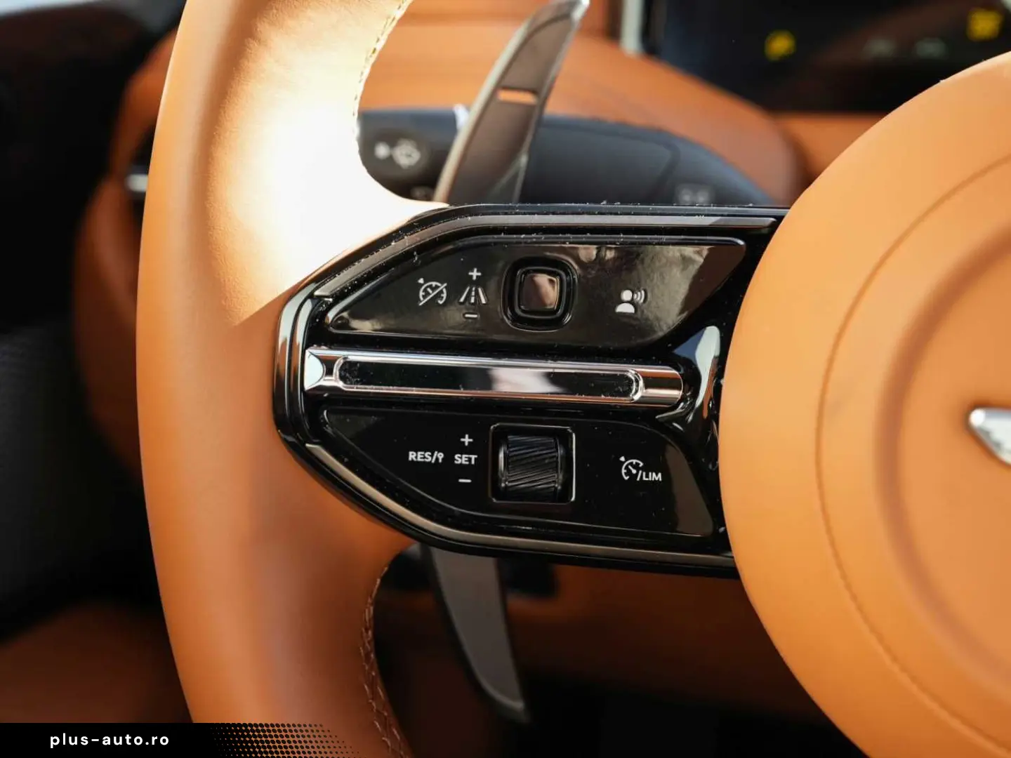 ASTON MARTIN DB12 Volante