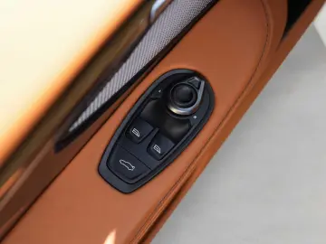 ASTON MARTIN DB12 Volante